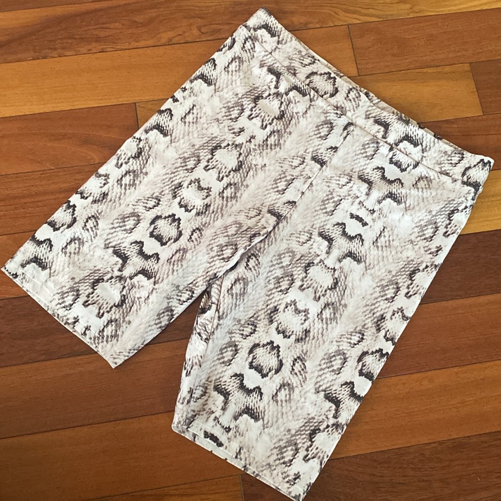 H&M Yoga Shorts size Medium workout shorts bike shorts